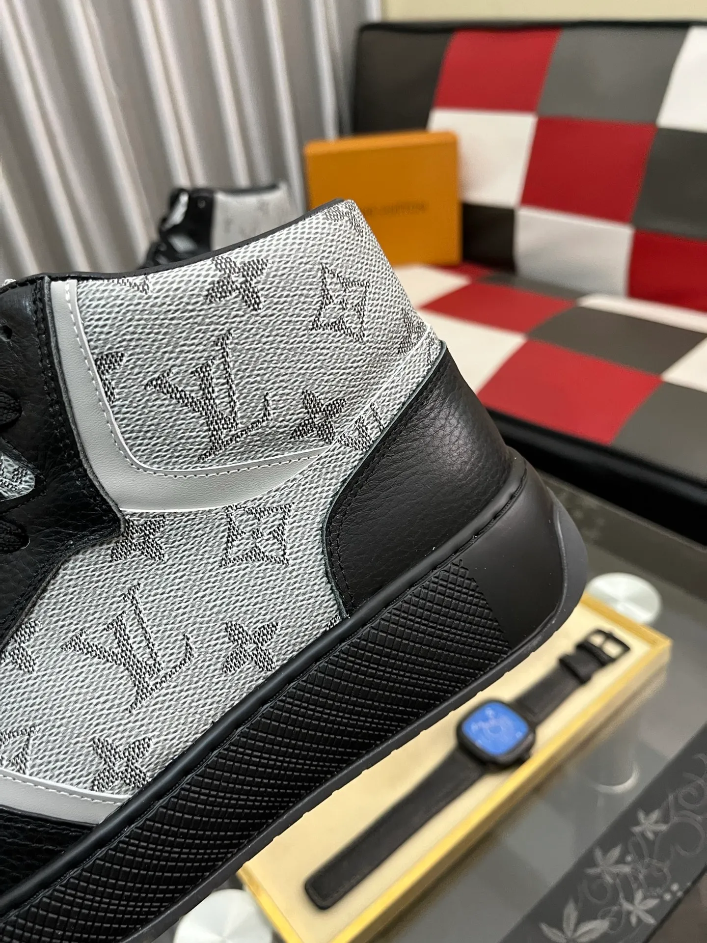 Ex-factory price: 438⌚️⌚️[LOUIS VUITTON] Same style as Louis Vuitton* official website 🚹Men's high-top casual shoes❤️Same style as popular celebrities and big names ~ Best-selling at home and abroad Lv focuses on the checkerboard series...Imported first-layer cowhide with special fabric ➕Full cotton, code number: 38-443️⃣Colors available